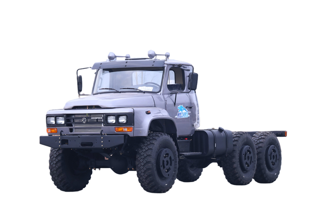 Nuevo chasis de 190 caballos de fuerza EQ2100E6D vehículo de transporte especial todoterreno_tracción de seis ruedas 245 punta 140 camión_6×6DF vehículo militar de carga clásico de cabeza larga