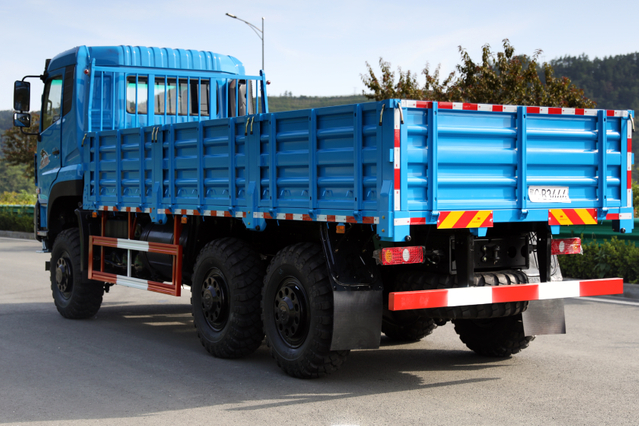 Fabricante de carga modificado con chasis Yuchai 340 HP 6 × 6_Precio de camión volquete de carga personalizado de 15/20/25/30/35/40 toneladas_6 × 4 Cummins / 4 × 4 Weichai DF Teléfono de ventas de configuración de plataforma de nivel II de descarga clásica