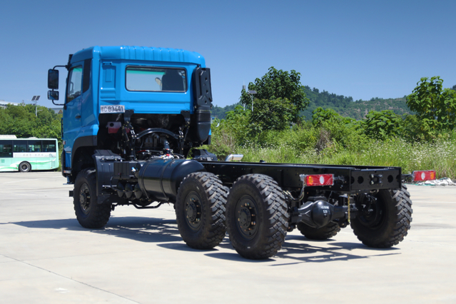 Fabricante de chasis de carga Yuchai 340 HP 6 × 6_Precio de exportación de camión volquete de carga personalizado de 15/20/25/30/35/40 toneladas_6 × 4 Cummins / 4 × 4 Weichai DF Número de teléfono de ventas de configuración de plataforma de nivel II de descarga clásica